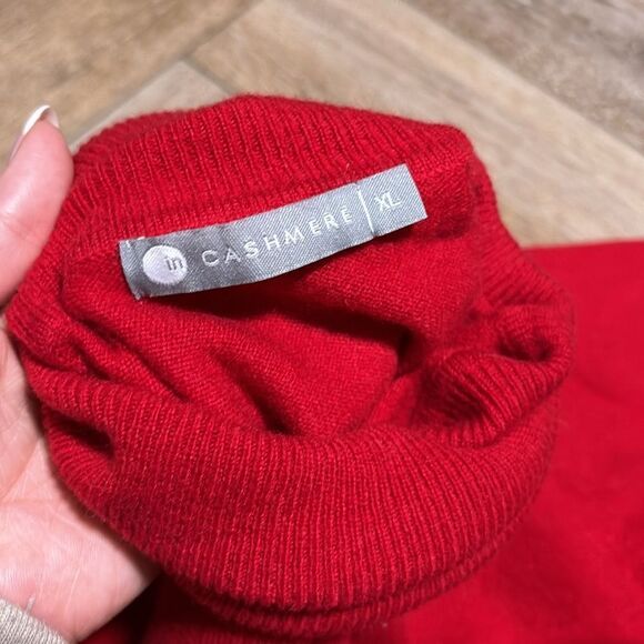 In cashmere turtleneck sweater - Picture 3 of 3